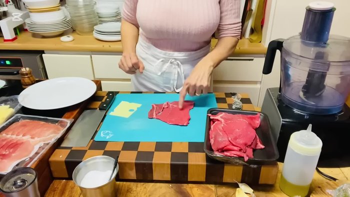 Su ogni fettina di manzo, posizionare una fetta di speck, una di formaggio e una forchettata di cipolla caramellata. Arrotolare e chiudere con due stecchini.