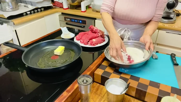 In una padella, sciogliere burro e olio. Aggiungere gli involtini e rosolarli a fiamma media.