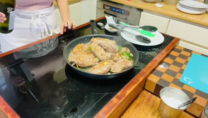Sfumare con il vino bianco e lasciare evaporare.