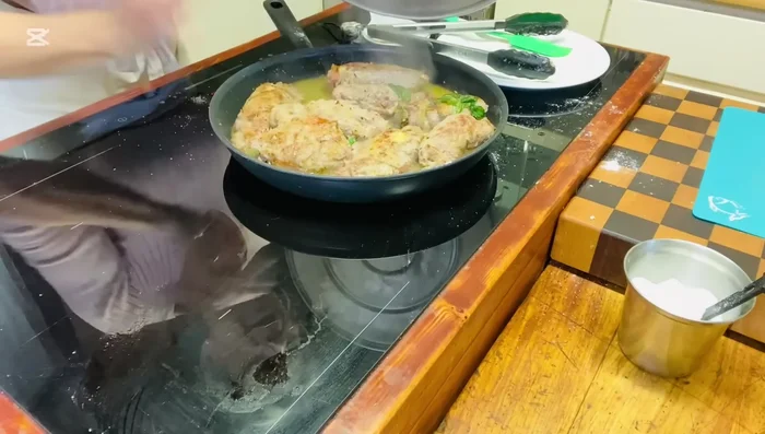 Aggiungere un mezzo bicchiere d'acqua, coprire e cuocere a fiamma bassa per 10 minuti.