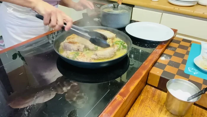 Girare gli involtini, aggiungere abbondante salvia fresca e cuocere per altri 5 minuti con il coperchio.