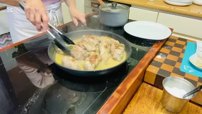 Togliere il coperchio, alzare la fiamma e cuocere per altri 2 minuti, fino a quando saranno ben rosolati.
