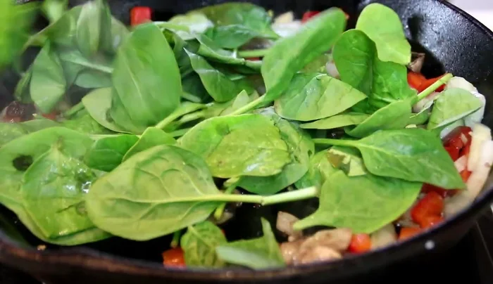 Aggiungere 2 tazze di spinaci puliti e lavati. Cuocere per altri 2-3 minuti, finché non appassiscono.