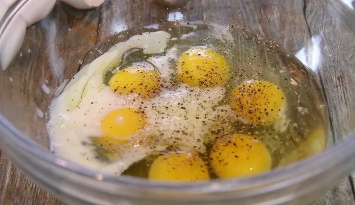 Aggiungere 1/4 di tazza di latte e 1 cucchiaio di basilico fresco. Mescolare bene.