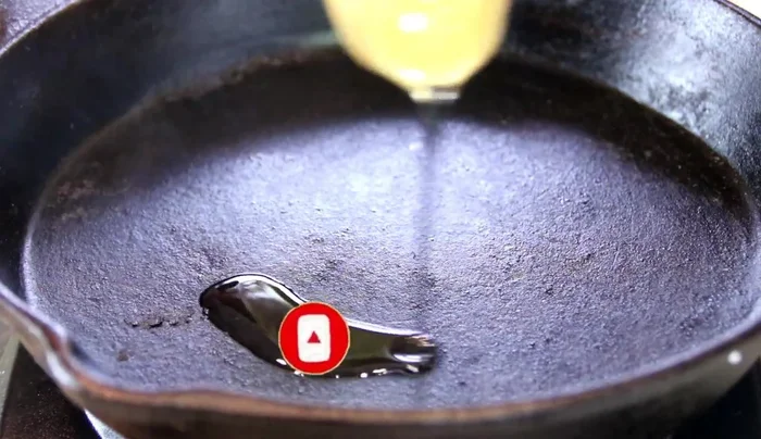 In una padella di ghisa a fuoco medio-alto, scaldare 1 cucchiaio di olio. Aggiungere una cipolla tritata, 2 spicchi d'aglio tritati, funghi champignon e 2 cucchiai di peperone rosso. Cuocere per 4-5 minuti, finché le cipolle non appassiscono.