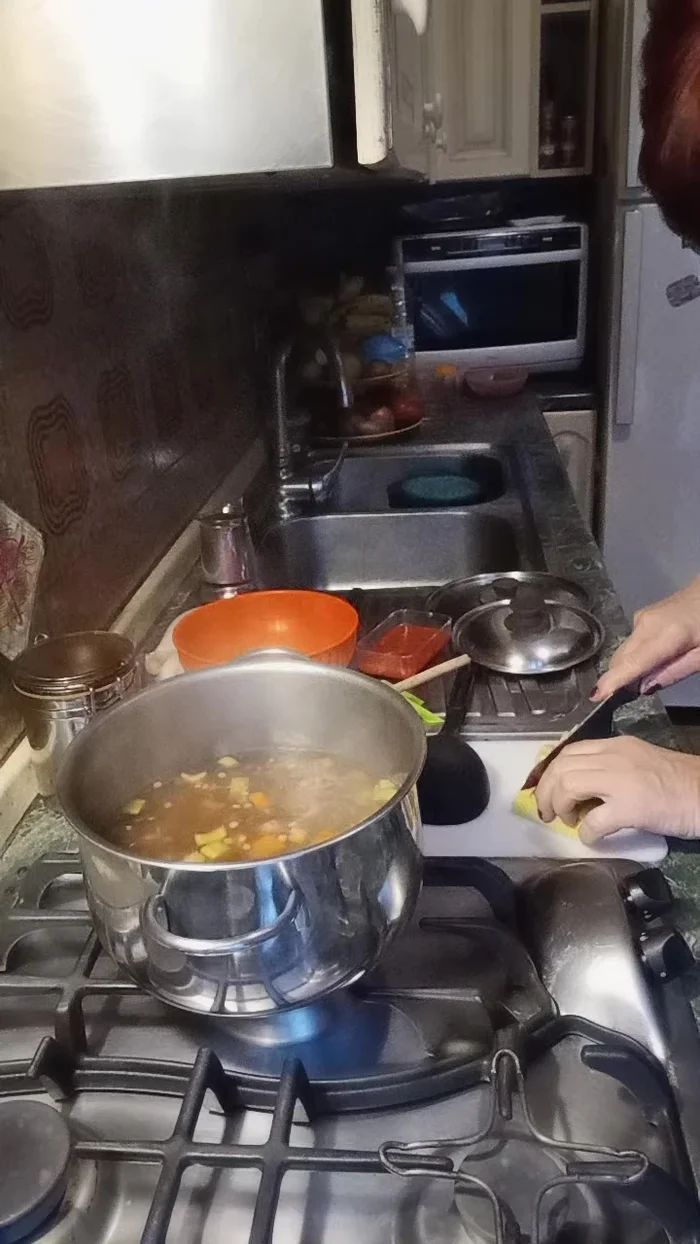 Aggiungete anche la mezza zucchina tagliata a dadini.