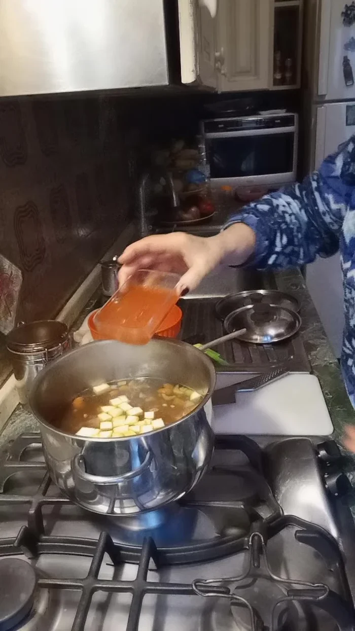 Aggiungete 2-3 pomodori pelati schiacciati e il brodo vegetale o un dado.