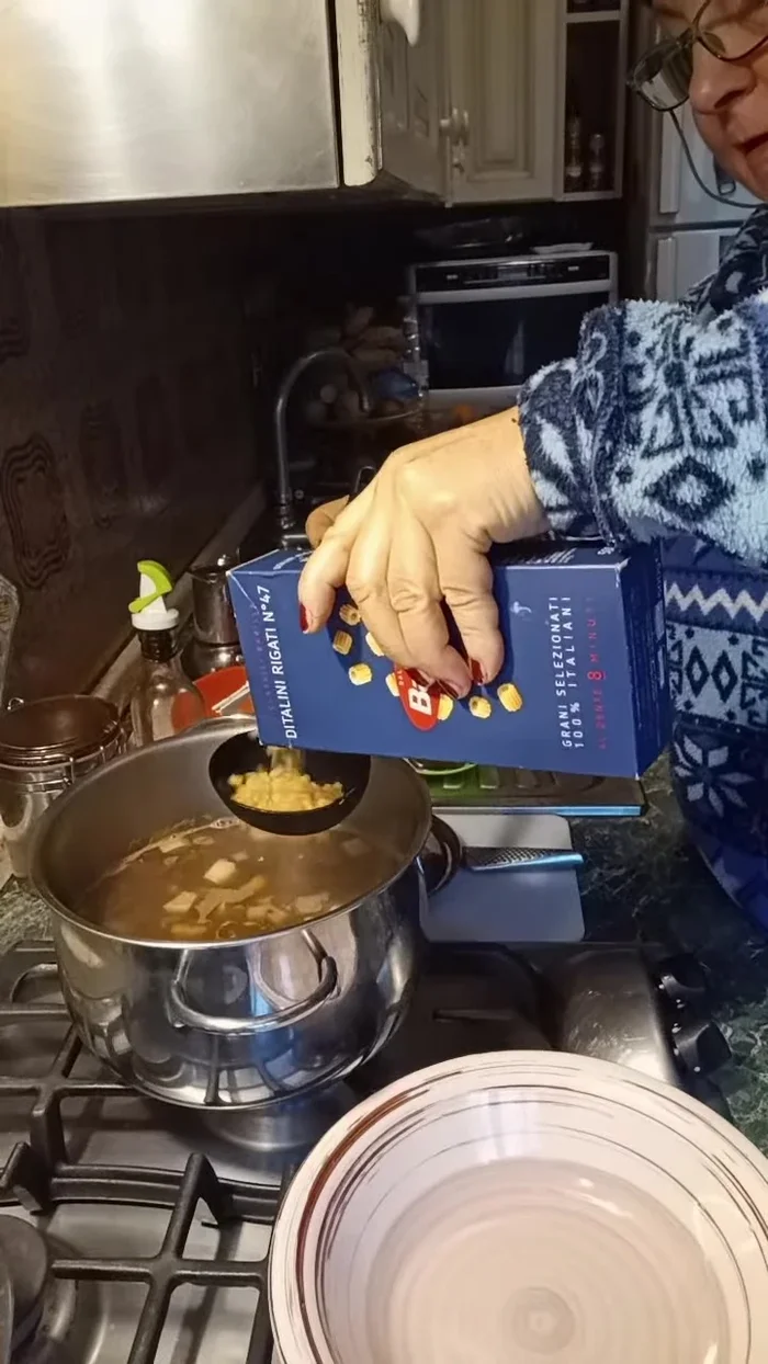 Aggiungete la pasta ditalini e fate cuocere per 8 minuti al dente.