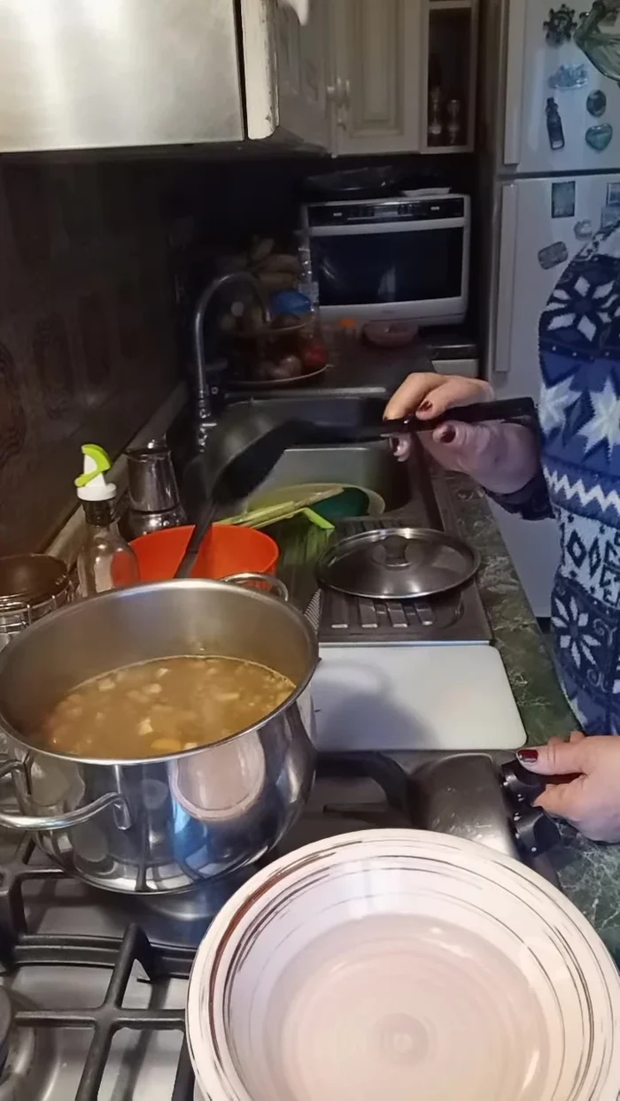 Una volta cotta la pasta, spegnete il fuoco e lasciate riposare il minestrone per qualche minuto.