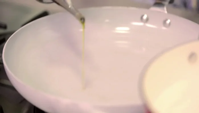 Mettere un filo d'olio in una padella capiente. Scaldare a fuoco dolce.