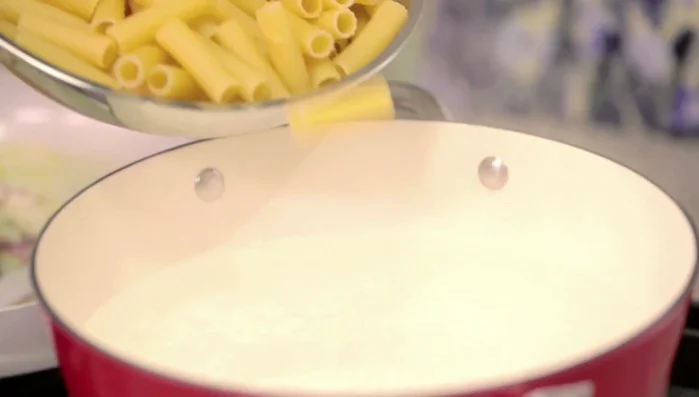 Salare l'acqua per la pasta e metterla a cuocere.