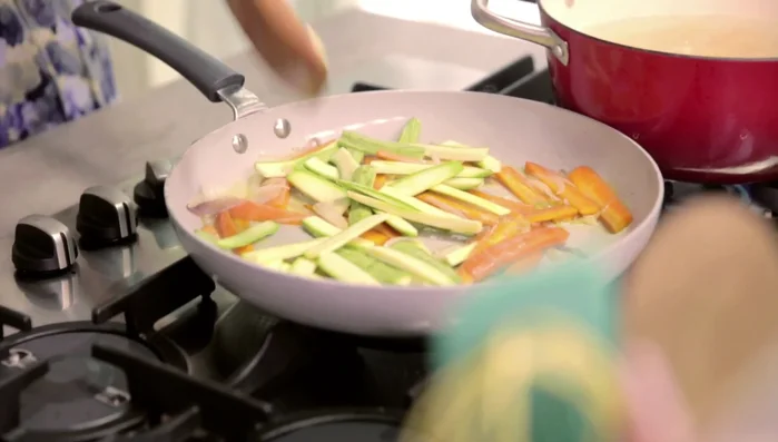 Aggiungere le zucchine e poi le taccole, proseguendo la cottura. Aggiungere un po' di acqua di cottura della pasta se le verdure risultano troppo asciutte.