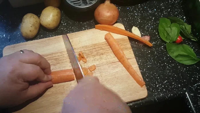 Tritare finemente cipolla, carota e sedano. Se preferite, potete grattugiarli.