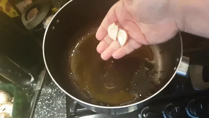 In una pentola, soffriggere aglio (tagliato a metà), carota, cipolla, sedano e peperoncino in olio extravergine di oliva per circa 1 minuto a fuoco alto.