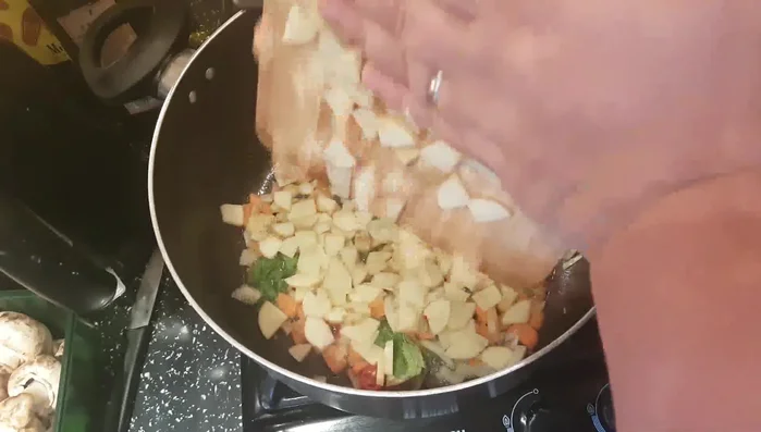 Aggiungere le patate tagliate a cubetti e cuocere per 2 minuti.