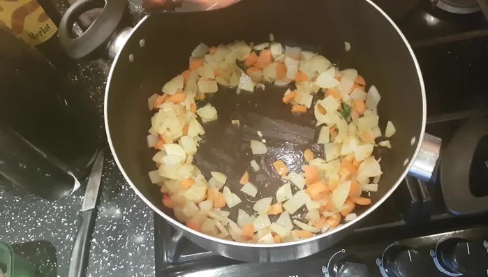 Aggiungere la carne infarinata alla pentola, mescolando bene per farla rosolare su tutti i lati a fuoco alto per circa 4 minuti.