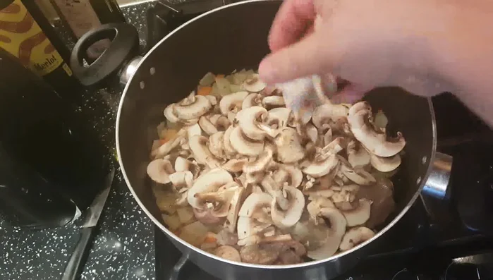 Aggiungere i funghi champignon e continuare a cuocere per 5 minuti, aggiustando di sale e pepe.