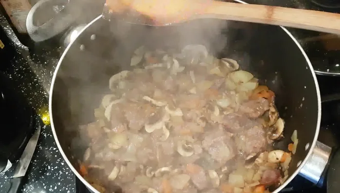 Sfumare con mezzo bicchiere di vino e lasciare evaporare l'alcol.