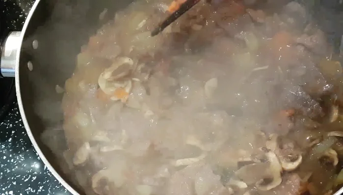 Aggiungere mezzo litro di brodo vegetale, coprire e cuocere a fuoco bassissimo per circa 2 ore e mezza, o fino a quando il brodo non sarà quasi completamente evaporato.