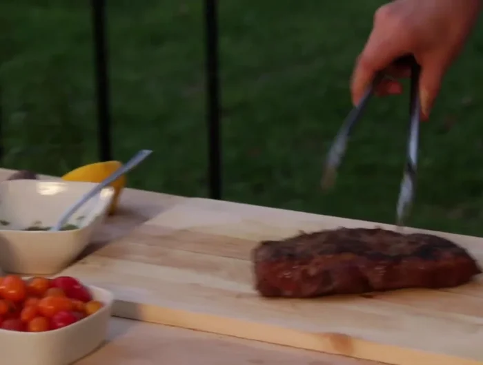 Tagliare la bistecca a fettine sottili e preparare i pomodorini.