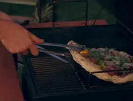 Pizza alla Griglia con Bistecca al Pesto: Ricetta Facile e Veloce