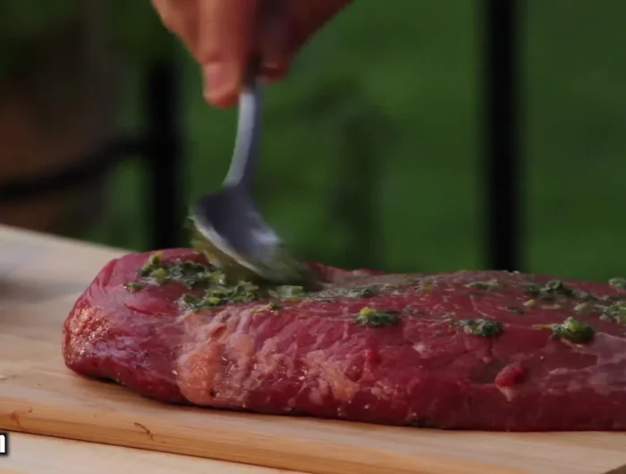 Strofinare la bistecca con il composto di pesto, da entrambi i lati. Aggiungere sale e pepe.