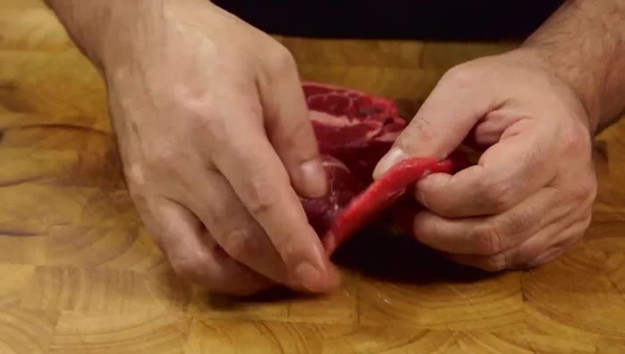 Affettare finemente la bistecca di manzo, eliminando il grasso in eccesso. Tagliare a striscioline.
