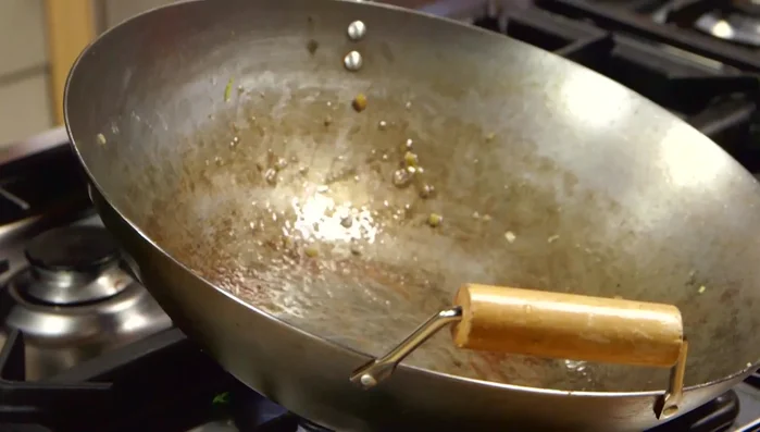 Togliere la carne dal wok e aggiungere un cucchiaio di olio. Aggiungere i Bok Choy e cuocere per circa 1 minuto.