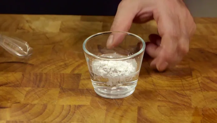 Sciogliere ½ cucchiaino di maizena in poca acqua e aggiungerla al wok per addensare la salsa.