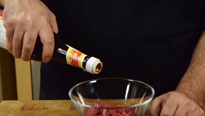 Marinare la carne con salsa di ostriche (1 cucchiaio abbondante), salsa di soia (1 cucchiaio) e maizena (1 cucchiaino). Lasciar riposare per qualche minuto.