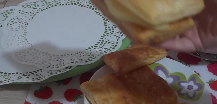 Posizionate le sfogliatelle su un piatto da portata.