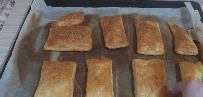 Ricavate dei rettangoli di pasta sfoglia dalla vostra pasta (rettangolare è meglio per facilitare il taglio).