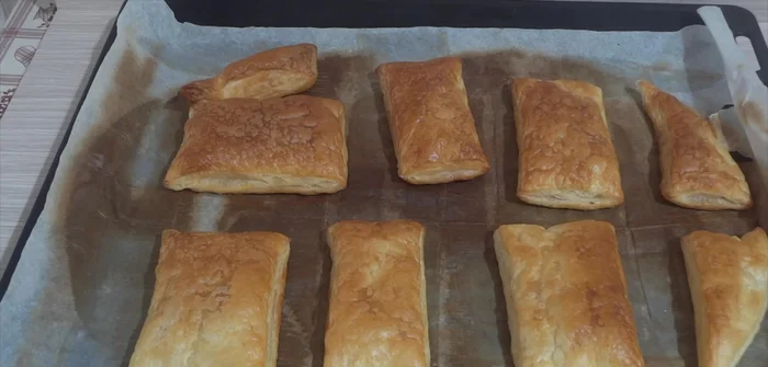 Mettete i rettangoli su una teglia da forno rivestita con carta forno (quella sotto la pasta sfoglia).