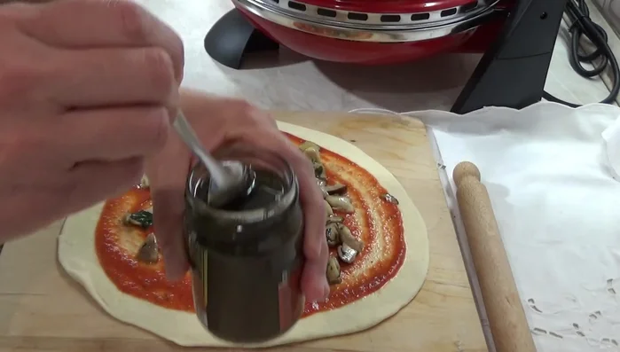 Stendere l'impasto per pizza e spalmare la salsa di pomodoro.