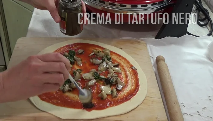 Aggiungere i funghi trifolati, la crema di tartufo e la mozzarella tagliata a pezzetti (139.4).