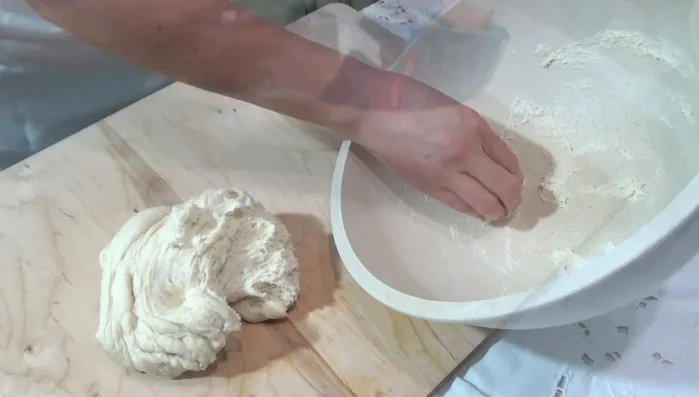 Preparare l'impasto per la pizza (se non si usa quello già pronto).