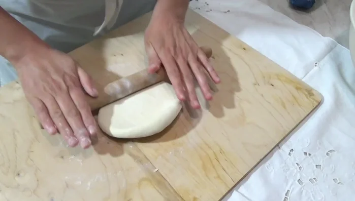 In una padella, far rosolare i funghi con uno spicchio d'aglio, prezzemolo e un goccio d'acqua a metà cottura (89.899).