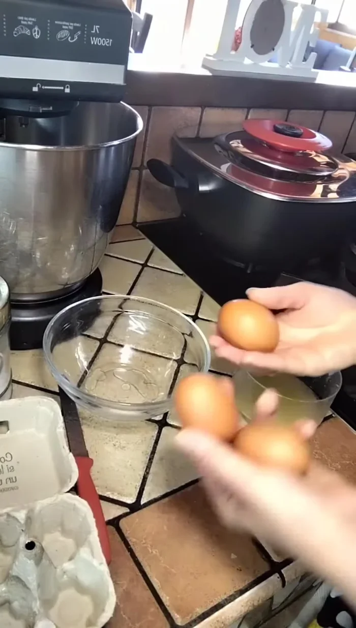 Preparare la salsa: spremere i limoni, grattugiare la scorza di un limone e sbattere le uova con un pizzico di sale.