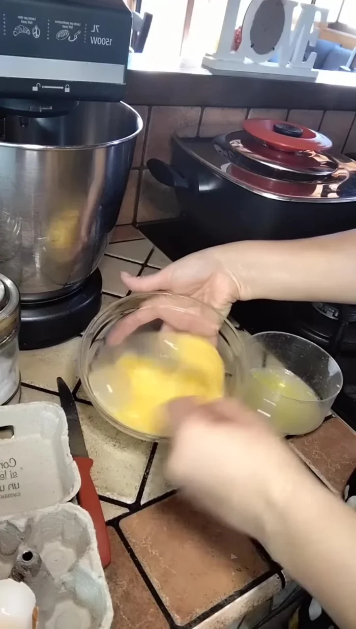 Unire il succo e la scorza di limone alle uova sbattute.
