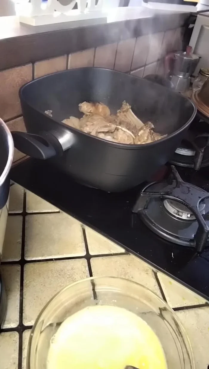 Versare la salsa sull'agnello cotto e mescolare velocemente.