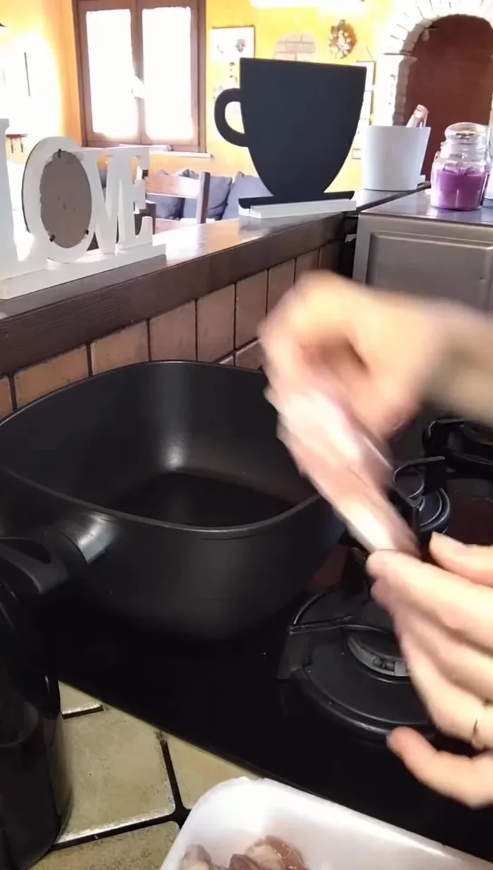 Tagliare l'agnello a pezzi, eliminando il grasso in eccesso.