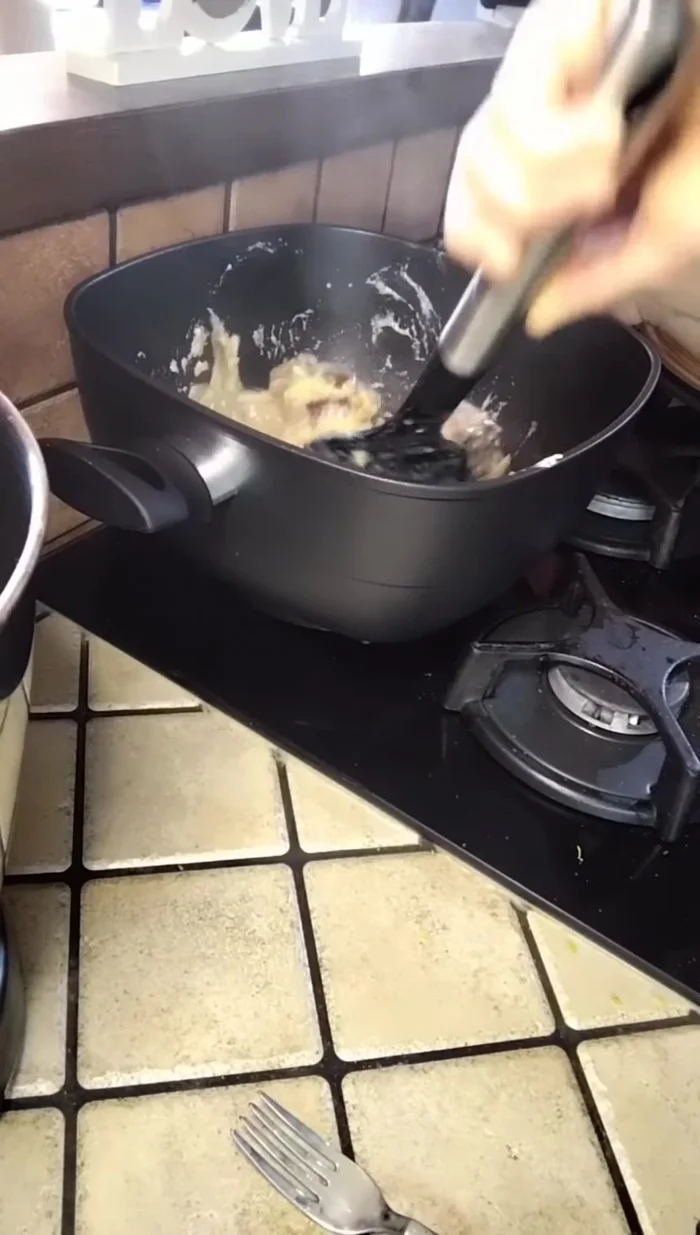 Coprire la padella e lasciare cuocere a fuoco spento per qualche minuto, per far addensare la salsa.