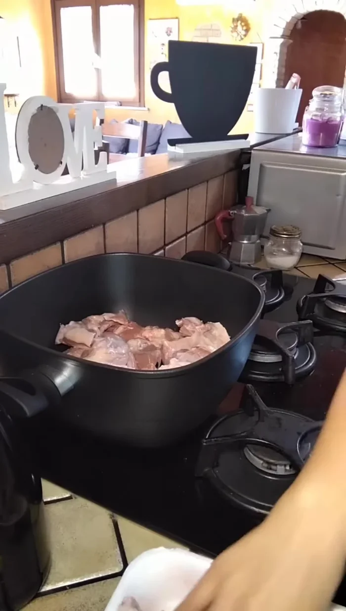 Rosolare l'agnello in una padella con olio d'oliva a fiamma alta, fino a quando non è quasi a metà cottura.