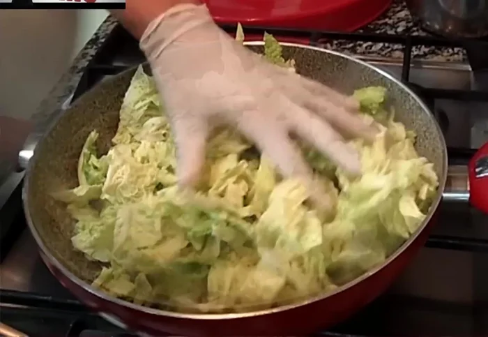 Eliminate l'aglio, aggiungete la verza, sale e pepe. Aggiungete il brodo vegetale caldo (circa 1-2-3 mestoli). Coprite e cuocete per 5 minuti.