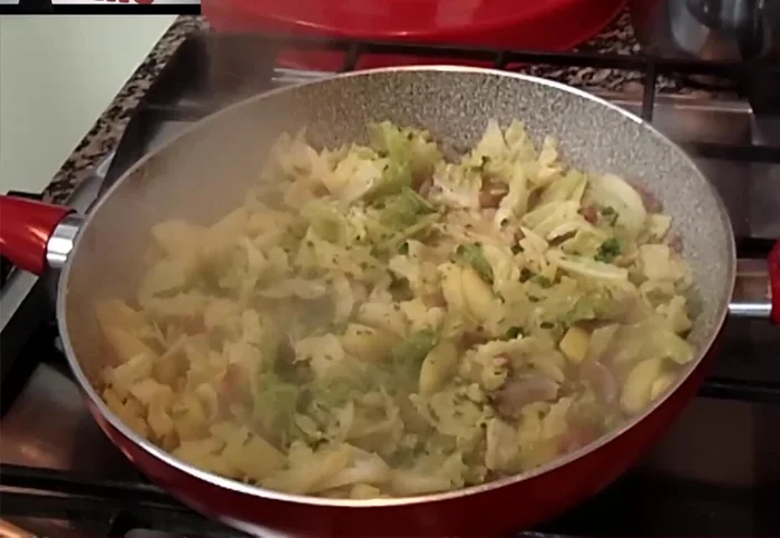 Aggiungete prezzemolo e prosciutto a piacere. Coprite e cuocete per altri 3 minuti.