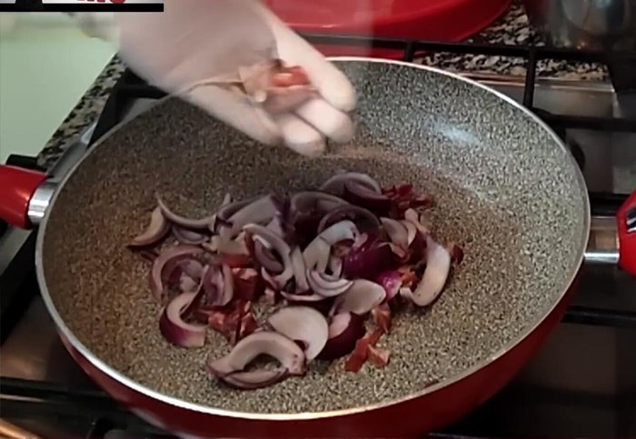 In Magic Cooker, mettete il prosciutto tagliato a pezzi grossi, la cipolla, l'aglio e il peperoncino (se gradito). Aggiungete olio e fate appassire per 3 minuti.