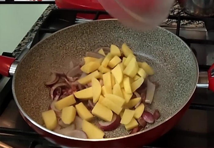 Aggiungete le patate, coprite con il Magic Cooker e cuocete per altri 2 minuti.