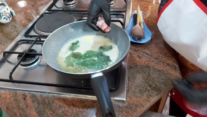 Adagiare gli involtini nella padella, aggiustare di sale e pepe. Cuocere per 5 minuti con il coperchio, poi girare e cuocere per altri 5 minuti.