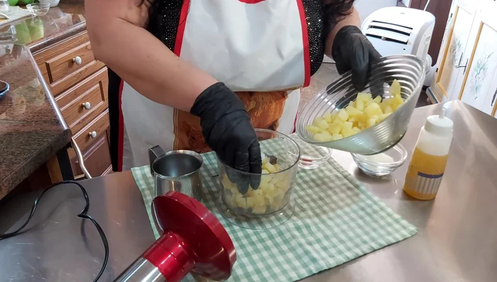Preparare la crema di patate: mettere le patate lessate nel mixer con zafferano sciolto in acqua calda, parmigiano, olio extravergine di oliva e frullare.