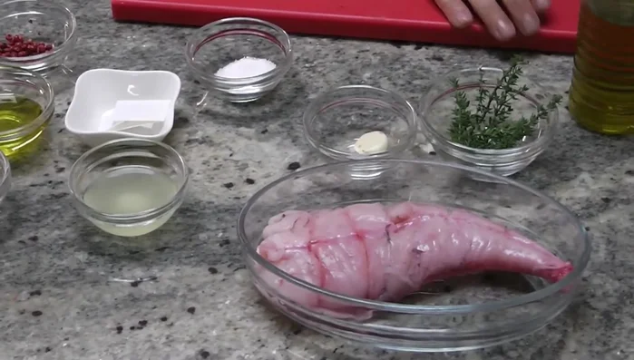 Preparare il brodo vegetale con sedano, cipolla e pepe rosa.